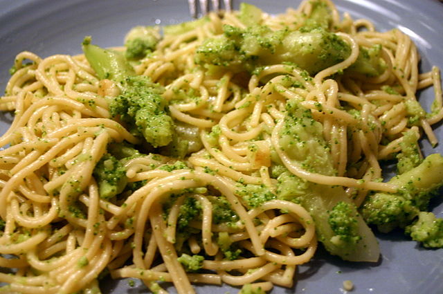 640px-Pasta+broccoli